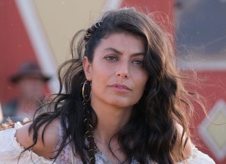 Alessandra Mastronardi in “Altrimenti ci Arrabbiamo”: Le foto di scena di scena